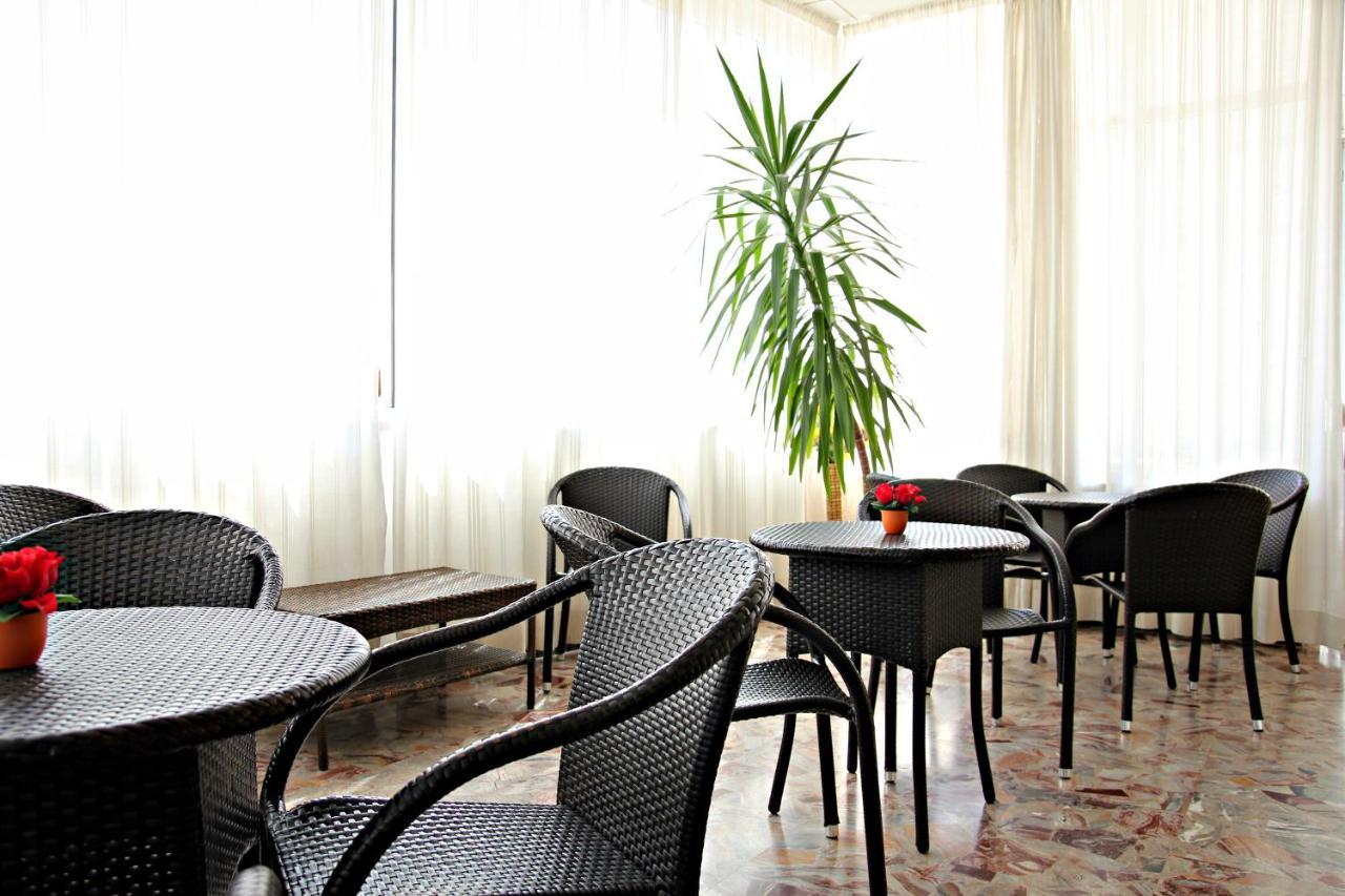 Hotel Morolli ริมินี ภายนอก รูปภาพ